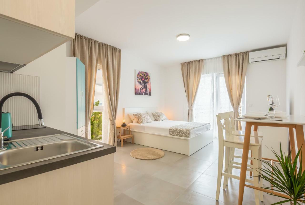 Luxury Nikolina Sea&city View Apartment