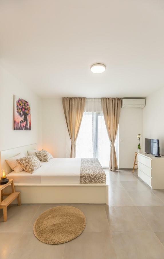 Luxury Nikolina Sea&city View Apartment